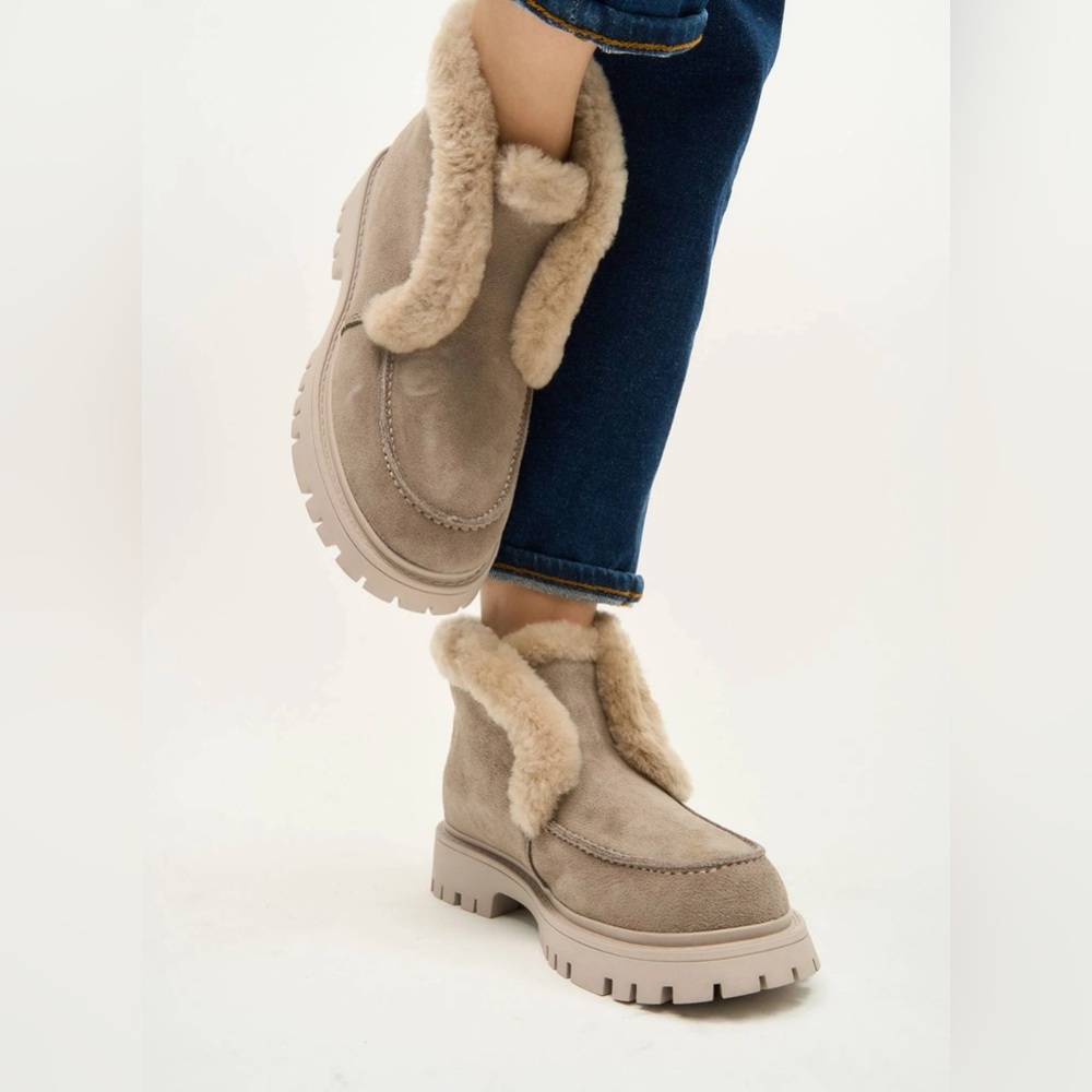 Lonza Fur Vail Boots in Beige